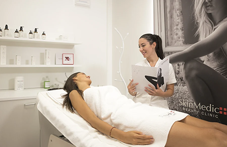 La beauty specialist valuta il punto di partenza